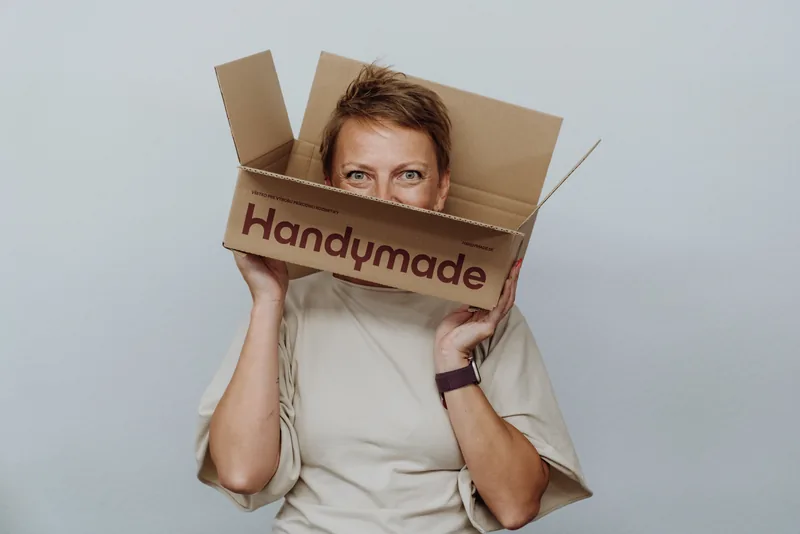 Pohled zpoza otevřené krabice s nápisem Handymade