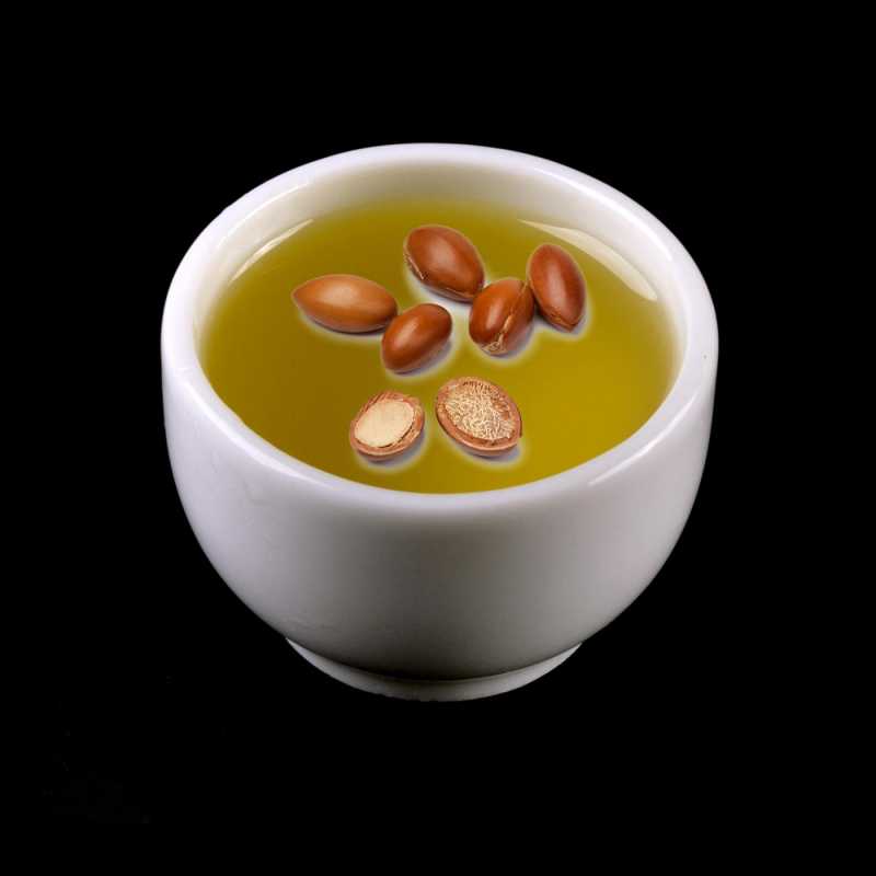 Arganový olej je nabízen v jedinečné kvalitě a pochází přímo z jižního Maroka, mekky arganu. Arganový olej, nazývaný také "tekuté zlato ", se z