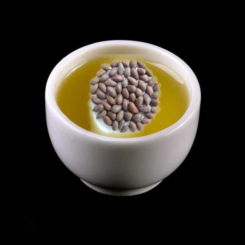 Bavlníkový olej se získává lisováním semen bavlníku setého - Gossypium herbaceum. Semena jsou vedlejším produktem při výrobě bavlny. Je rafinovan