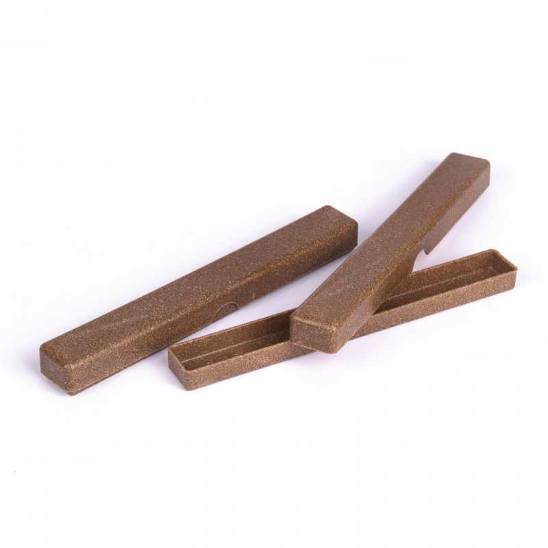 Cestovní dóza na zubní kartáček je vyrobena ze 100% přírodního a biodegradovatelného materiálu ARBOFORM zvaného také „tekuté dřevo“, materiál