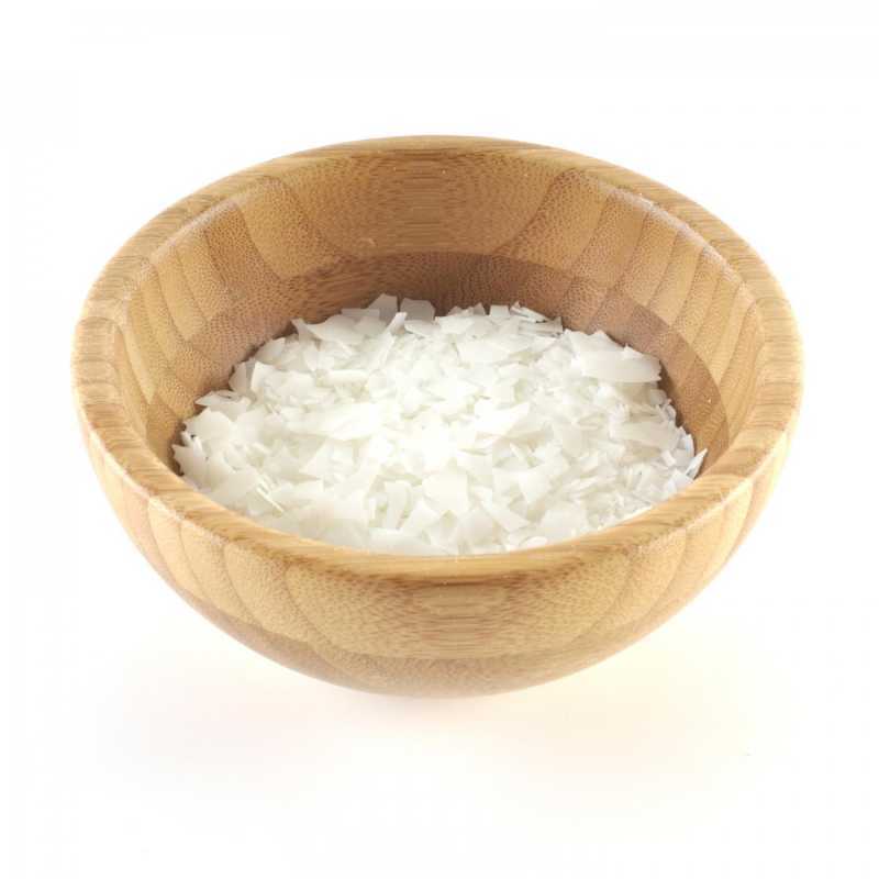 Cetyl alkohol jeemulgátor vyrobený z kokosu . Objeven byl již v roce 1817 jako vosková látka, která je výborným emulgátorem, změkčovadlem a zahušťo