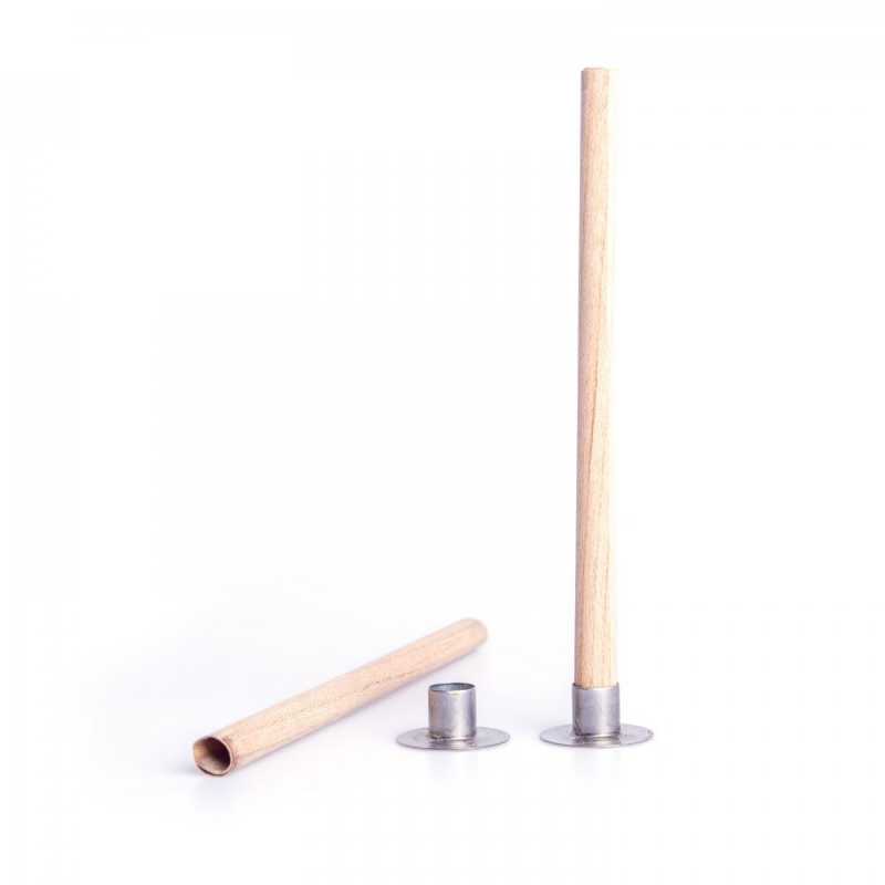 Kovový stojan na spirálové dřevěné knoty se používá k upevnění knotu u stojících svíček i svíček v nádobách.Pro lepší stabilitu lze knot p