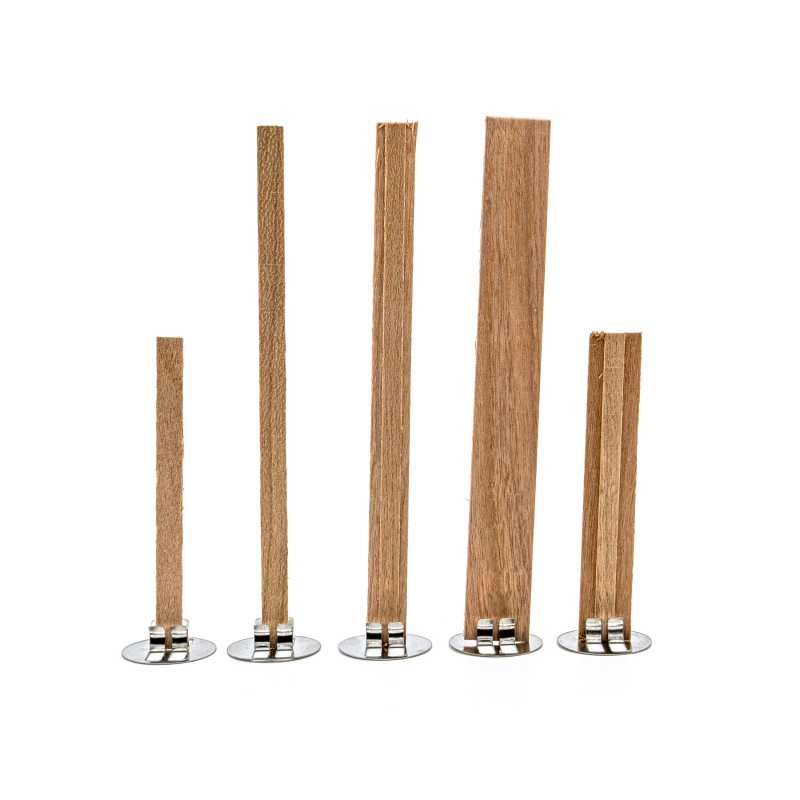 Kovový stojan na ploché dřevěné knoty se používá k upevnění knotu u stojících svíček i svíček v nádobách.
Pro lepší stabilitu lze knot při