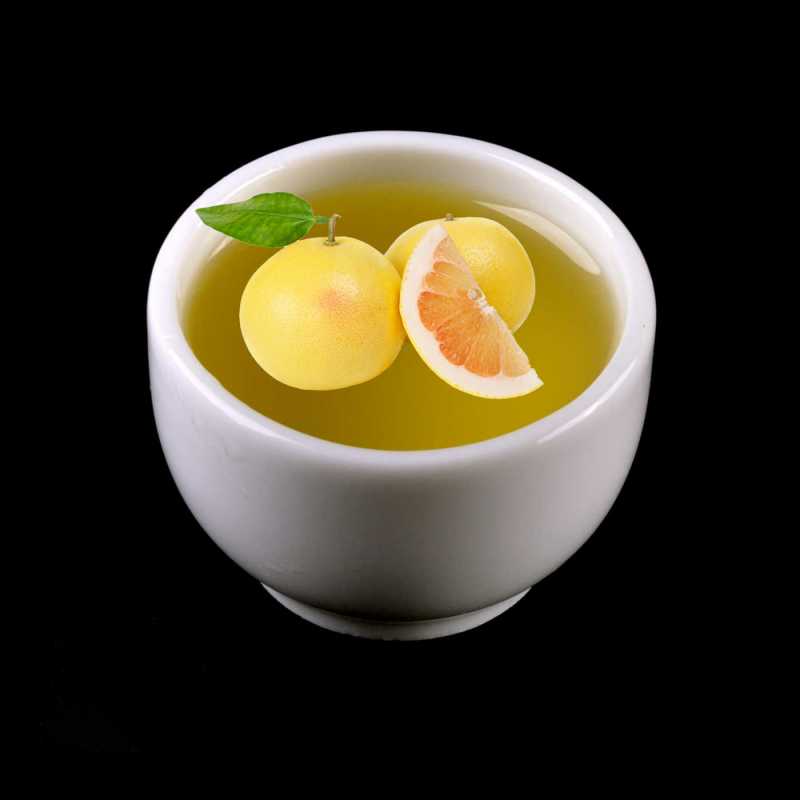 Svěží citrusová, mírně nasládlá vůně grapefruitového esenciálního oleje má osvěžující účinek, působí proti únavě a depresím . Přidáv