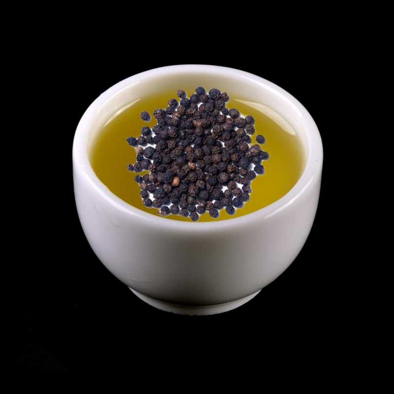 Éterický olej z černého pepře se získává destilací s vodní parou ze sušených plodů Piper nigrum L. Má světle zelenou až žlutou barvu a charakte