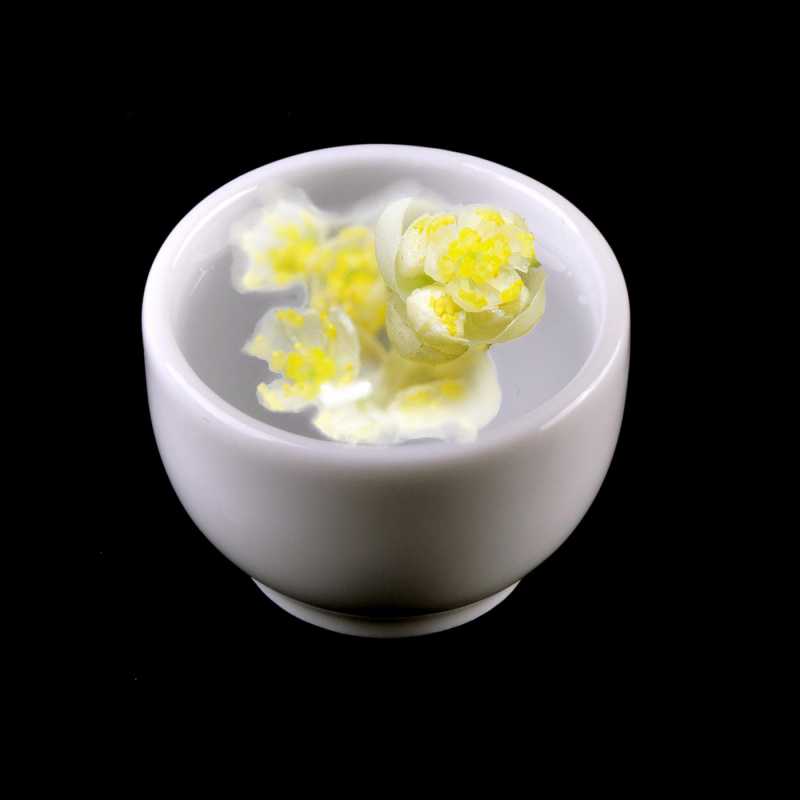 Vůně Litsea cubeba , také známá pod názvem May Chang, je výrazně citrusová s lehkým květinovým nádechem. Připomíná směs citrónu a pomeranče ,