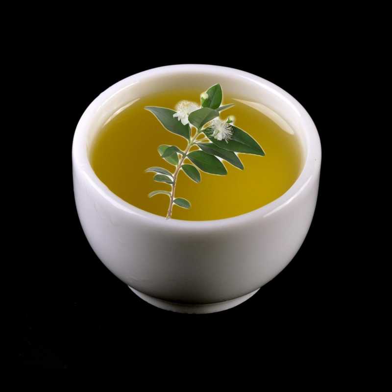 Esenciální olej z citronové myrty se vyrábí v Austrálii parní destilací ze stromu citronové myrty. Sbírá se ručně ve volné přírodě a vytváří