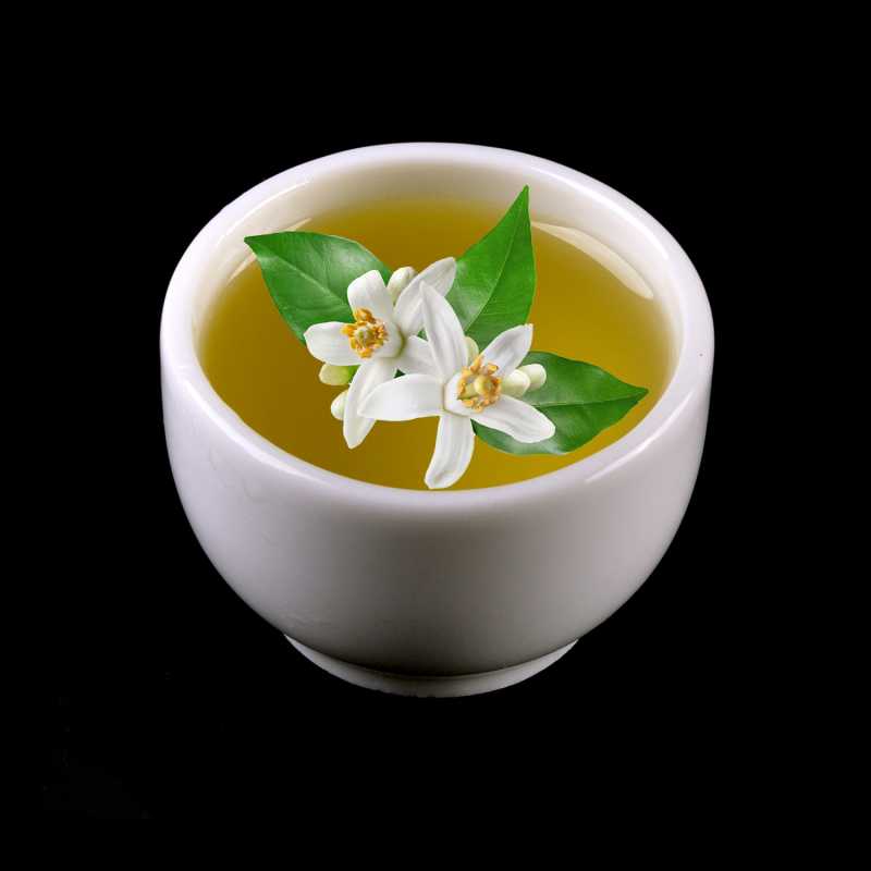 Esenciální olej z pomerančových květů. Používá se při péči o podrážděnou pokožku, kterou pomáhá zklidnit. Tento esenciální olej oceníte nap