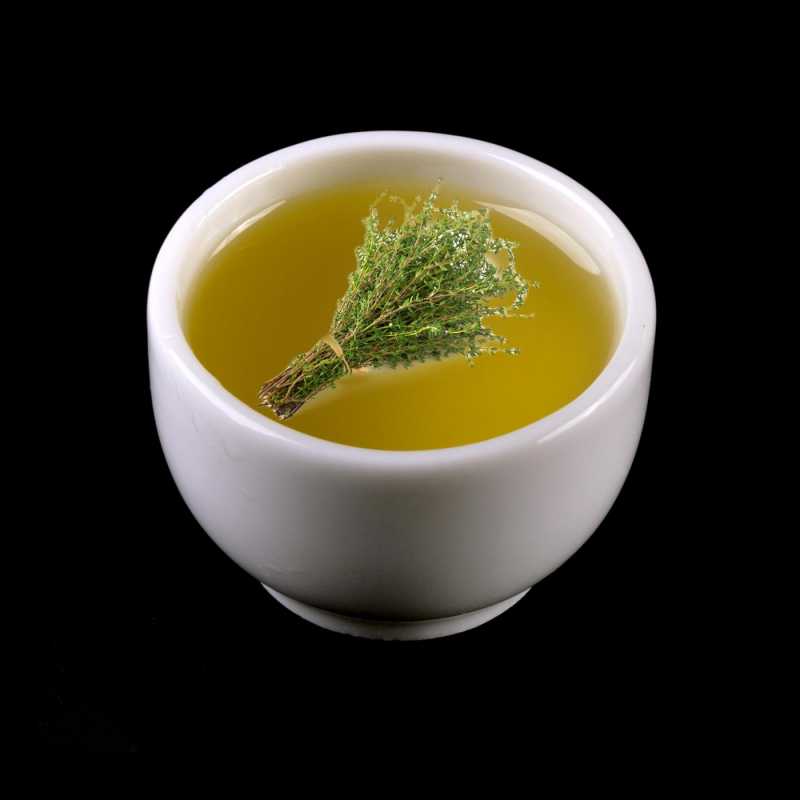 Tymiánový esenciální olej, známýtaké jako bílý tymián, se vyrábí destilací s vodní parou z rostliny Thymus vulgaris, Lamiaceae.
Má průhlednou a