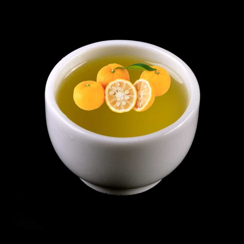 Esenciální olej z yuzu je citrusovým esenciálním olejem podobným bergamotu. Získává se lisovaným slupek citrónových plodů yuzu připomínajících 