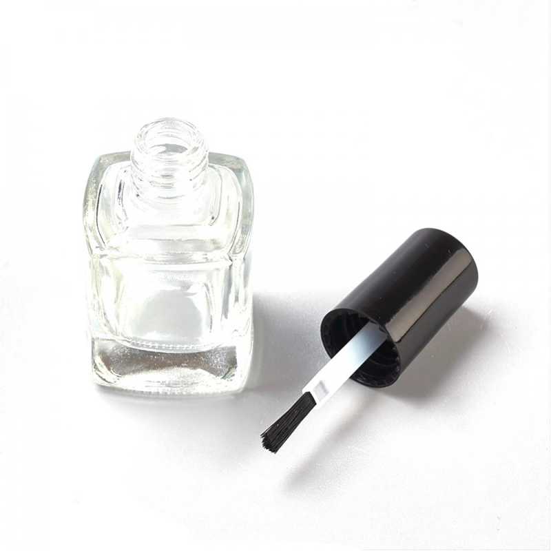 Průhledná skleněná lahvička s platinově černým uzávěrem a štětečkem pro nanášení laku o standardním objemu 10 ml.Obal byl testován a splňuje 