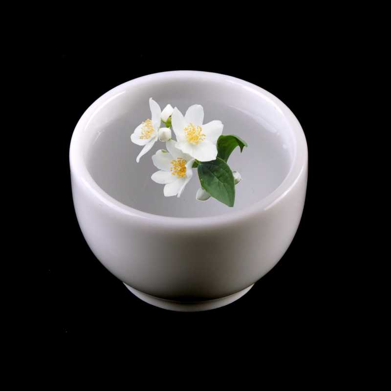 Jasmínový hydrolát se vyrábí destilací čerstvých květů jasmínu (Jasminum Officinale) vodní parou. Jasmín se v čínské medicíně již dlouho pou