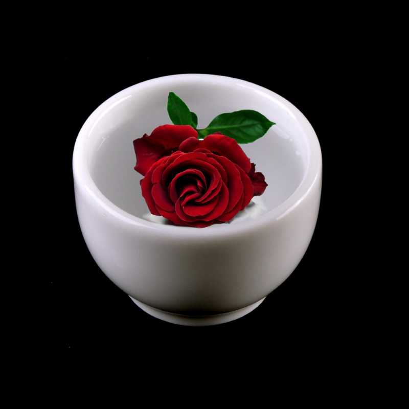 Květinová voda Růže damascénská pochází přímo z bulharského Údolí růží. Má uklidňující účinky , zmírňuje zarudnutí a podráždění ple