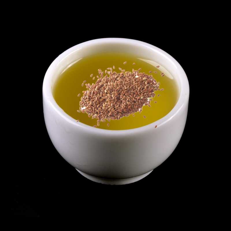 Lněný olej se lisuje za studena ze semen lnu setého (Linum usitatissimum), takže se jedná o nerafinovaný panenský olej. Je mimořádně bohatý na nenasy
