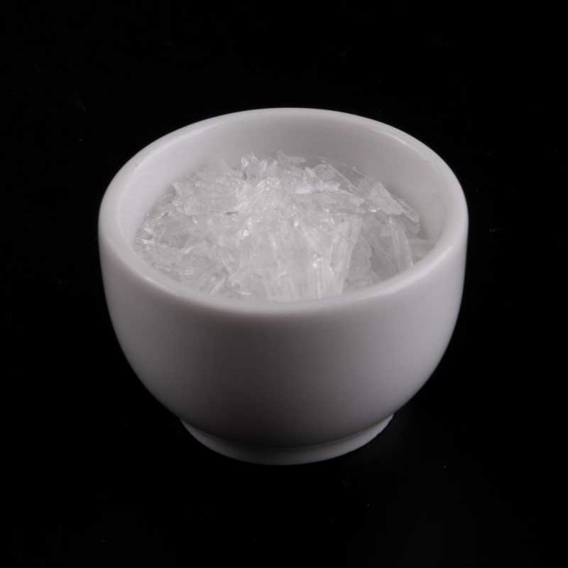 Přírodní mentol je v naší nabídce v podobě krystalků různých velikostí. Krystalky mentolu se rozpouštějí v malém množství alkoholu nebo oleje p