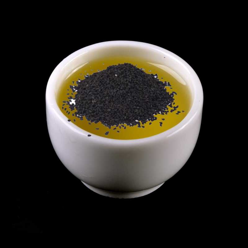Olej z černého kmínu se vyrábí lisováním semen černého kmínu, Nigella Sativa L., Ranunculaceae, za studena. Má žlutou až nazelenalou barvu a kořen