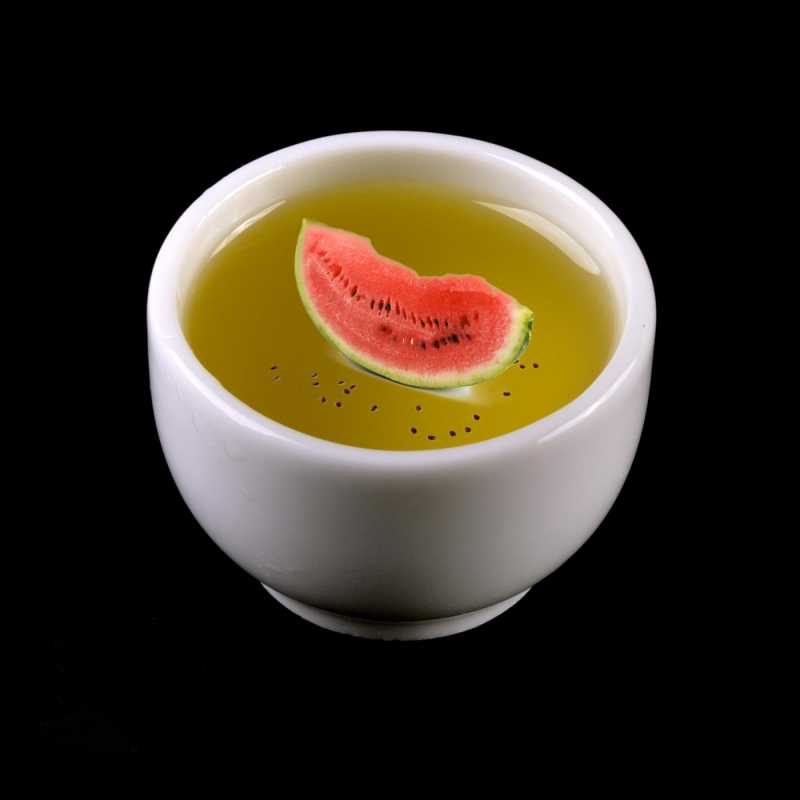 Olej z melounových semínek z naší nabídky je rafinovaný, a proto je bez zápachu a velmi dobře se vstřebává. Řadíme ho mezi nosné oleje a díky jeh