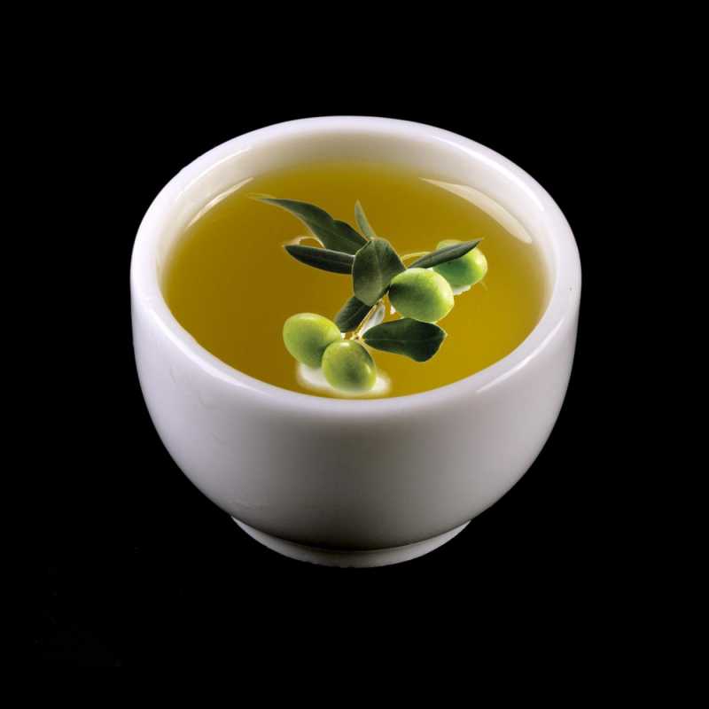 Olivový olej je ovocný olej získaný z plodů Olivovníku evropského (Olea europaea). Rafinovaný znamená, že prošel procesem, při kterém byl zbaven v