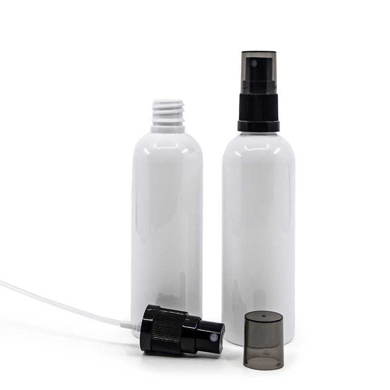 Plastová lahvička bílá, černý rozprašovač, dýmový kryt, 100 ml