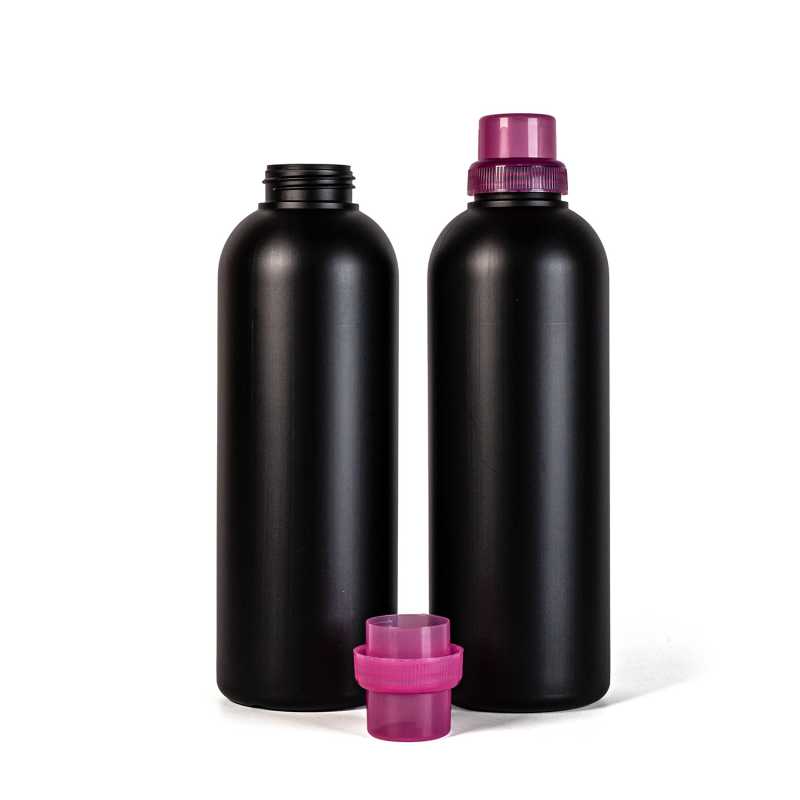 Černá plastová láhev, růžové víčko, 1 l