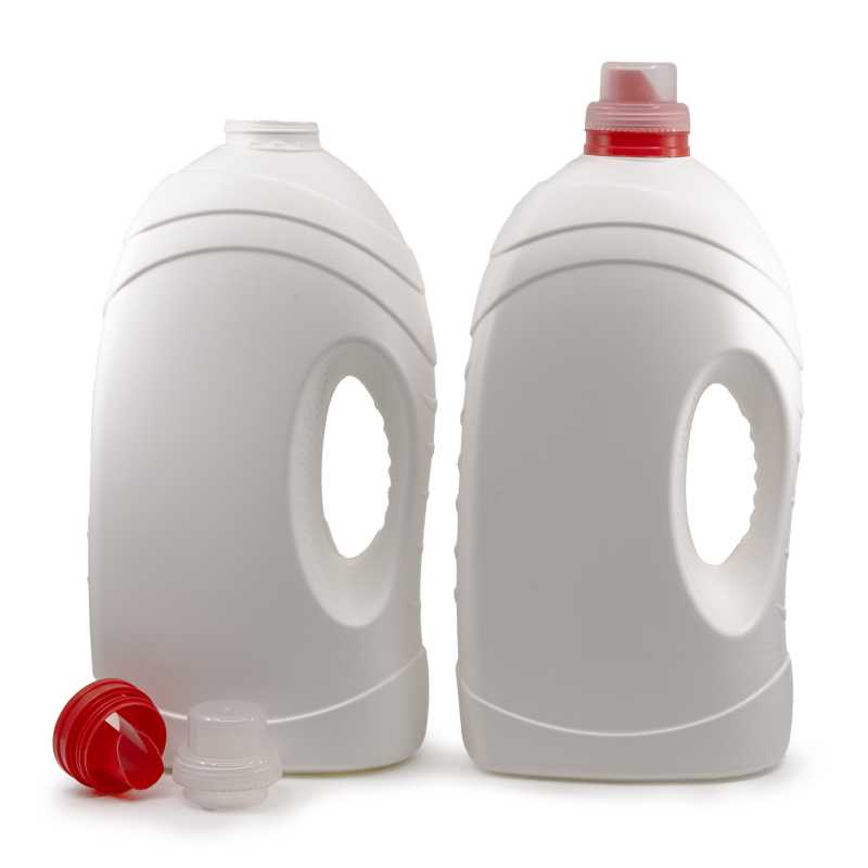 Bílá plastová láhev s pevnou rukojetí vhodná k uchovávání tekutin, jako je prací gel, prací prášek nebo změkčovač tkanin.Objem: 4,9 lMateriál: 