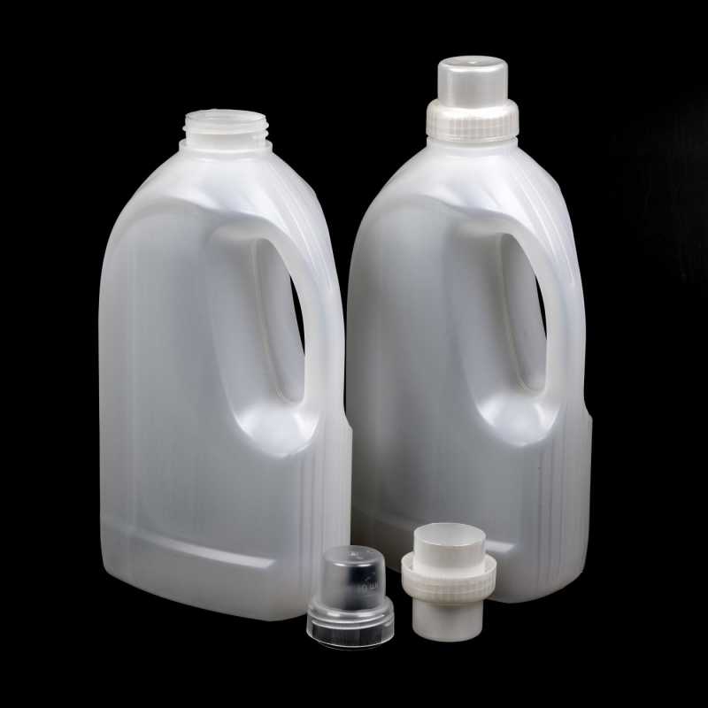 Plastová průhledná láhev s pevnou rukojetí vhodná k uchovávání tekutin, jako je prací gel, tekutý prací prostředek nebo změkčovač tkanin.Objem: 