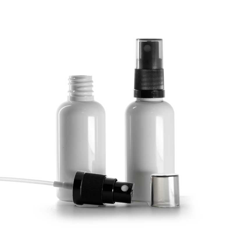 Plastová lahvička bílá, černý rozprašovač s dýmovým krytem, 50 ml