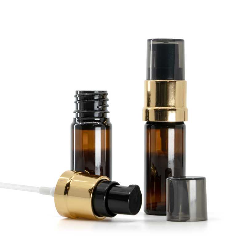 Plastová lahvička hnědá, černo-zlatá lesklá pumpička s dýmovým krytem, 10 ml