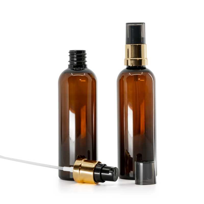 Plastová lahvička hnědá, lesklá černo-zlatá pumpička s dýmovým krytem, 100 ml