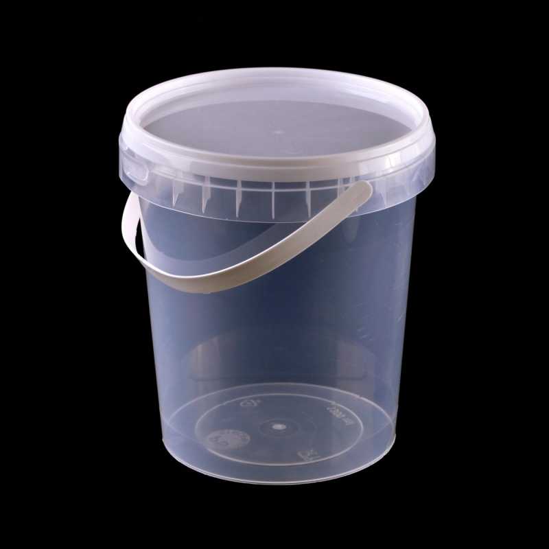 Průhledný plastový kbelík s průhledným víkem a uzamykatelnou rukojetí pro držení. V zavřeném stavu západka zapadne na místo a před otevřením kb
