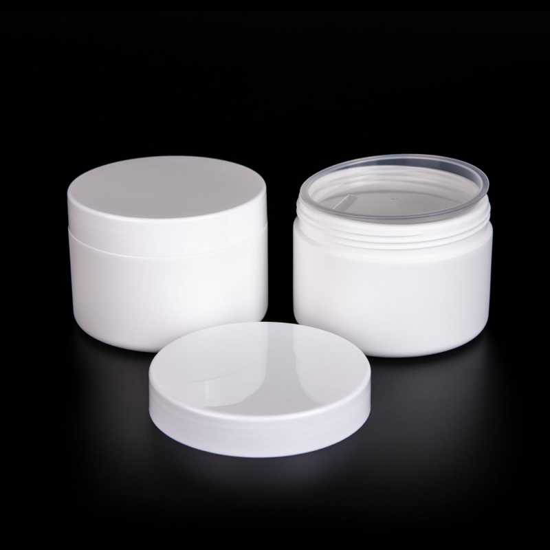 Plastový kelímek o objemu 250 ml je zhotoven z bílého neprůhledného HDPE plastu. Je vhodný pro uskladnění krémů, masek, peelingů, solí do koupele a