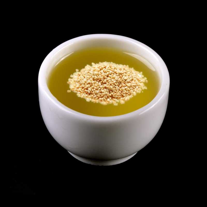 Sezamový olej se získává ze sezamových semen (Sesamum indicum). Je vhodný pro všechny typy pokožky a používá se zejména v péči o pokožku proti ce