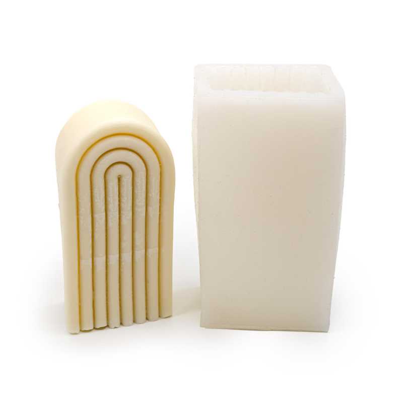 Silikonová forma na svíčky oblouk-duha . Zalévejte ji vosky, které jsou určeny pro samostojící svíčky. Silikonové formy jsou velmi ohebné a můžete