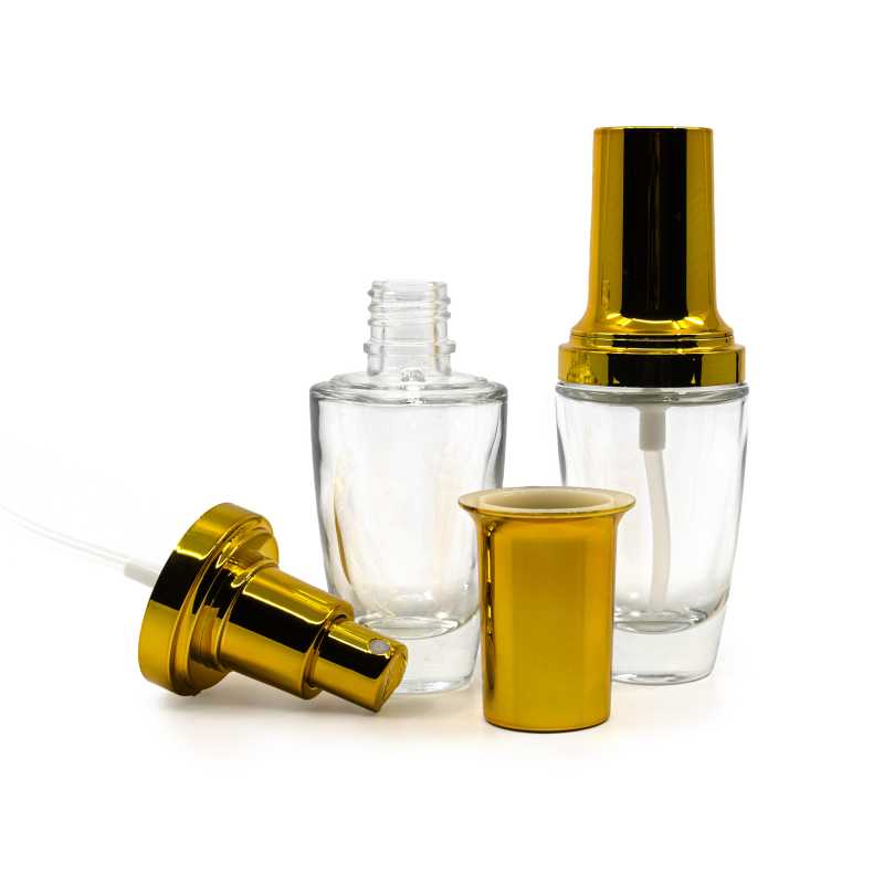 Luxusní lahvička ze silného skla s rozprašovačem a víčkem ve zlaté barvě. Objem: 30 ml