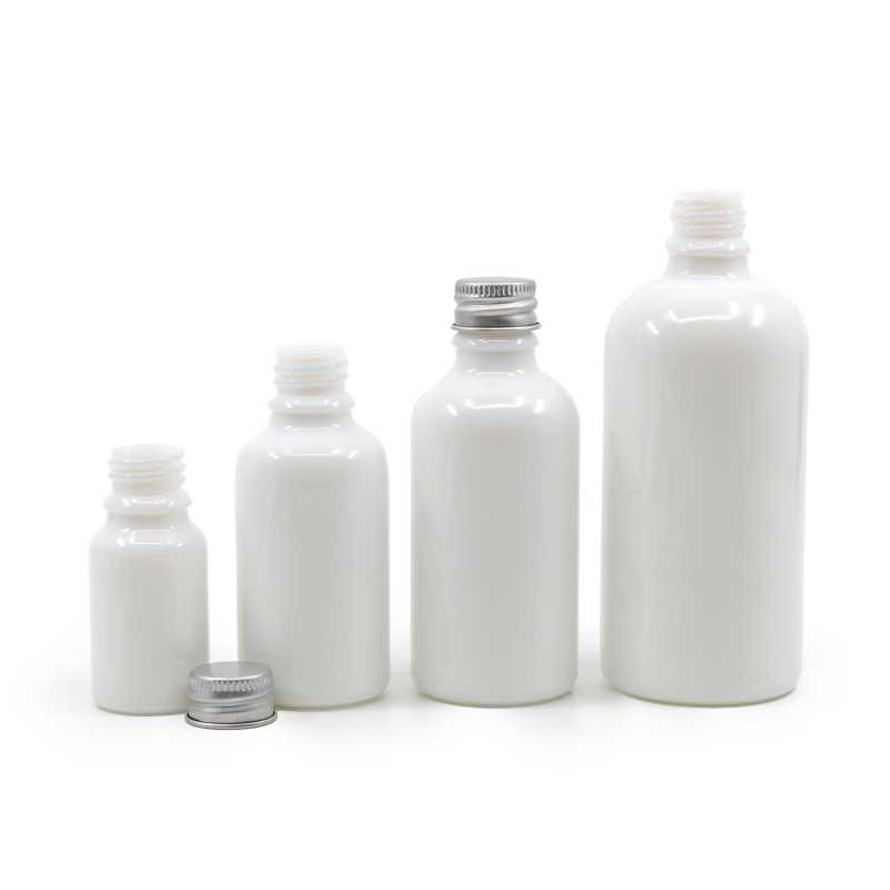 Bílá skleněná lahvička, tzv. lahvička, je vyrobena ze silného skla. Používá se k uchovávání tekutin.Objem: 100 mlVýška lahvičky: 112 mmPrůměr 