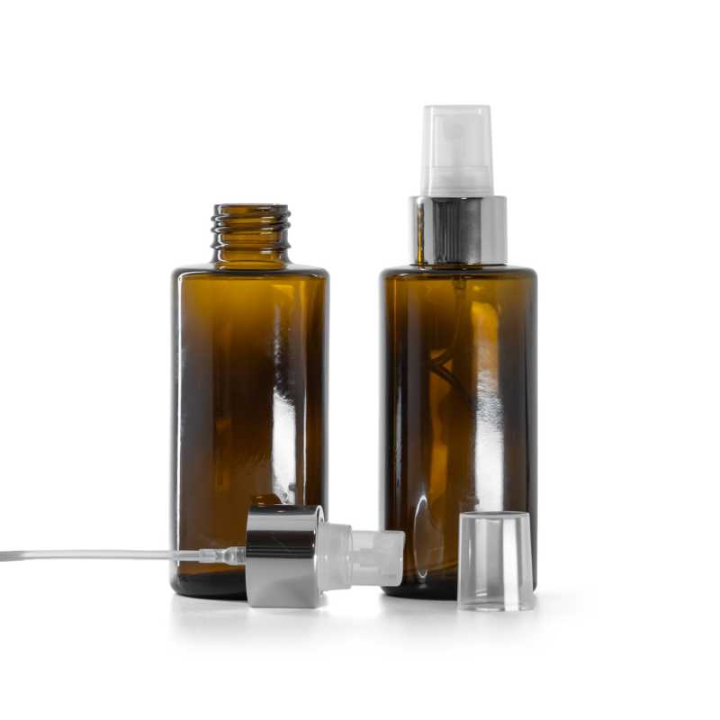 Hnědá skleněná lahvička, rovné hrdlo, 24 mm, transparentní rozprašovač s leskle stříbrným kroužkem, 