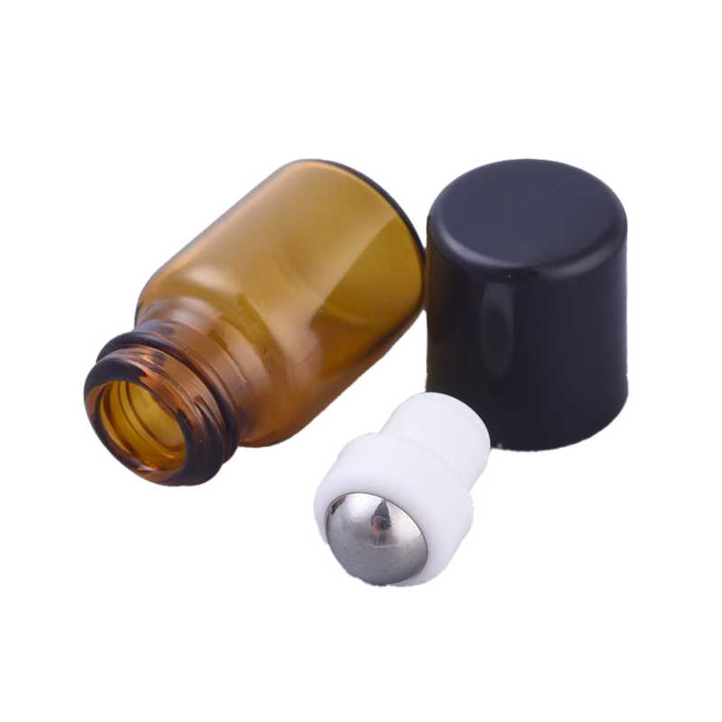 Skleněný roll-on s plastovým víkem v černé barvě. Jedná se o menší roll-on o objemu pouhých 2 ml, proto je spíše vhodný na parfémy, oleje a vonn