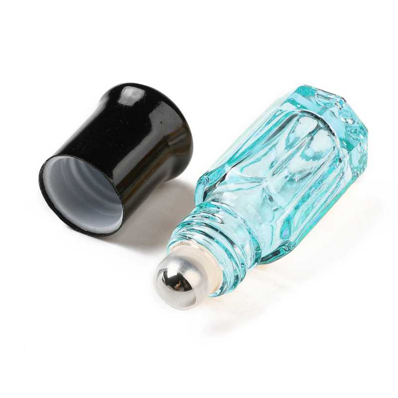 Skleněný roll-on s plastovým víčkem v průhledné modré barvě o objemu 3 ml.
Kulička v roll-onu je kovová a snadno se pohybuje i bez stlačení.
Celk