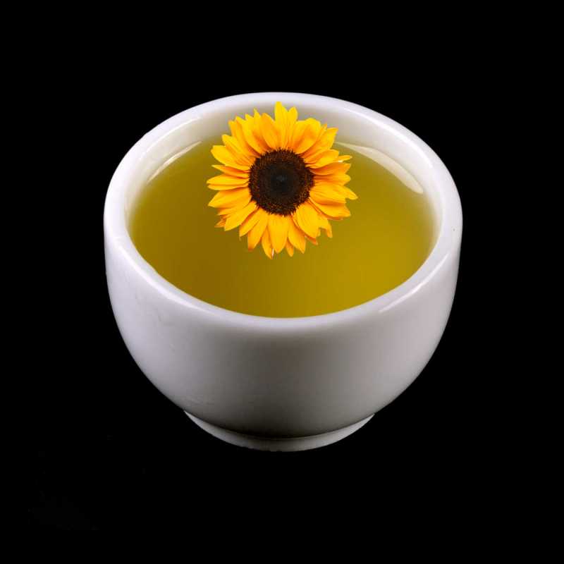 Skvělým doplňkem pro Vaše kosmetické výrobky a surovinou, kterou zároveň oceníte při výrobě mýdla, je slunečnicový olej bohatý na olejovou kysel