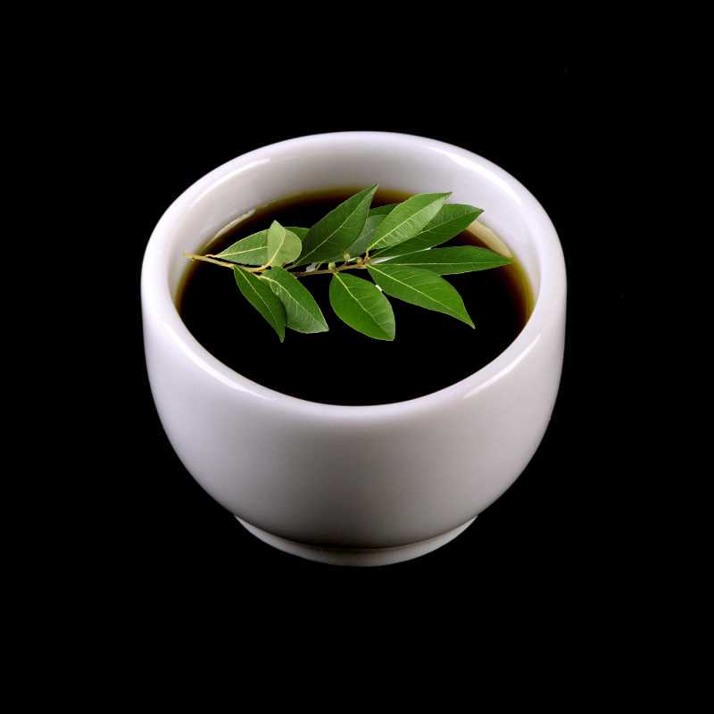 Vavřínový olej se získává destilací zralých plodů rostliny Laurus nobilis L., Lauraceae. Jedná se o velmi aromatický a silný olej, který se vždy p