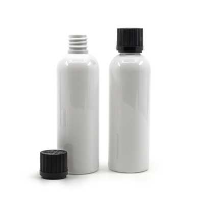 Plastová láhev bílá, černé vroubkované víčko s bezpečnostním zámkem, 100 ml
