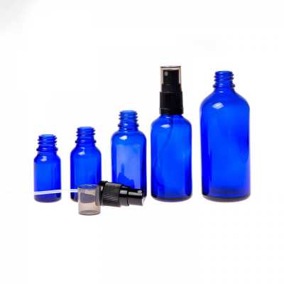 Skleněná lahvička, modrá, černý rozprašovač, kouřový vršek, 100 ml