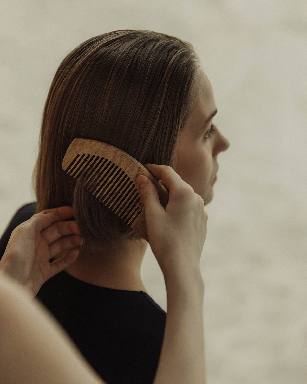 Ženy si ľahko rozčesávajú vlasy vďaka kondicionéru na vlasy v spreji.